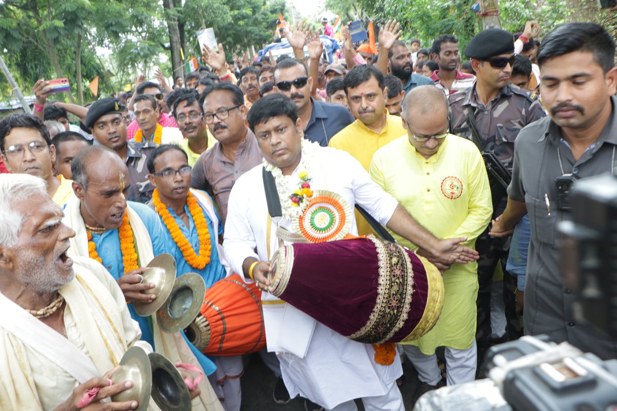 DrSukantaBJP's tweet photo. শুভ জন্মাষ্টমী উপলক্ষে হাওড়ায় বর্ণাঢ্য শোভাযাত্রা। ব্যবস্থাপনায় শ্রীকৃষ্ণ চৈতন্য মহাসঙ্ঘ, রাজাপুর , হাওড়া ।  

#Janmashtami #Janmashtami2023 #janmashtamispecial https://t.co/GqvzcdcfXy