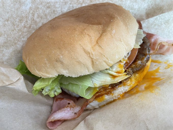 全ッ然映える写真ではないけど飯テロやめられないんで、めちゃくちゃ美味かったベーコンエッグバーガー置いときますね 