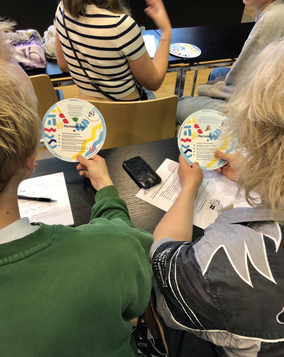 Unesco-koulujen ASPnet-verkoston tapaamisessa tänään <a href="/Opetushallitus/">Opetushallitus</a> vedimme yhdessä <a href="/Museovirasto/">Museovirasto</a> Leena Marsion kanssa puheenvuoron elävästä perinnöstä koulujen näkökulmasta. Pyöritimme myös #perintöhyrrä ja pohdimme kulttuuriperinnön ja kestävän kehityksen yhteyttä.