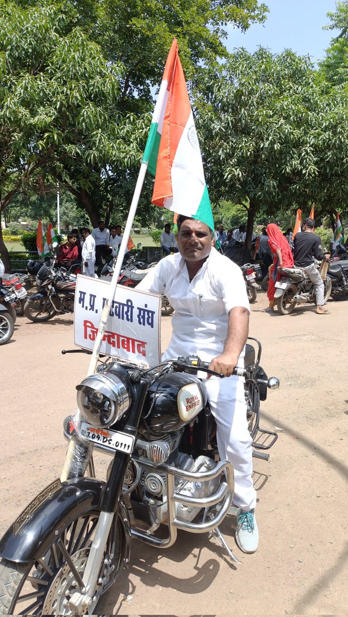 शौक नहीं मजबूरी है, आंदोलन अब जरूरी है।
पटवारी की एक ही मांग, 2800 ग्रेडपे वेतनमान।