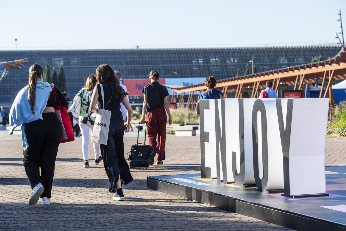 MaisonObjet's tweet photo. 🚨 IT’S TIME! The September 2023 edition of MAISON&amp;OBJET has opened its doors ☀️! Are you ready to embark on a quest of pleasures and ENJOY? 
Make sure to share all your discoveries with #MAISONETOBJET! 
https://t.co/bASxlJmcC5 

📸 Anne-Emmanuelle Thion 

#maisonetobjet https://t.co/8y2a3k5MmO