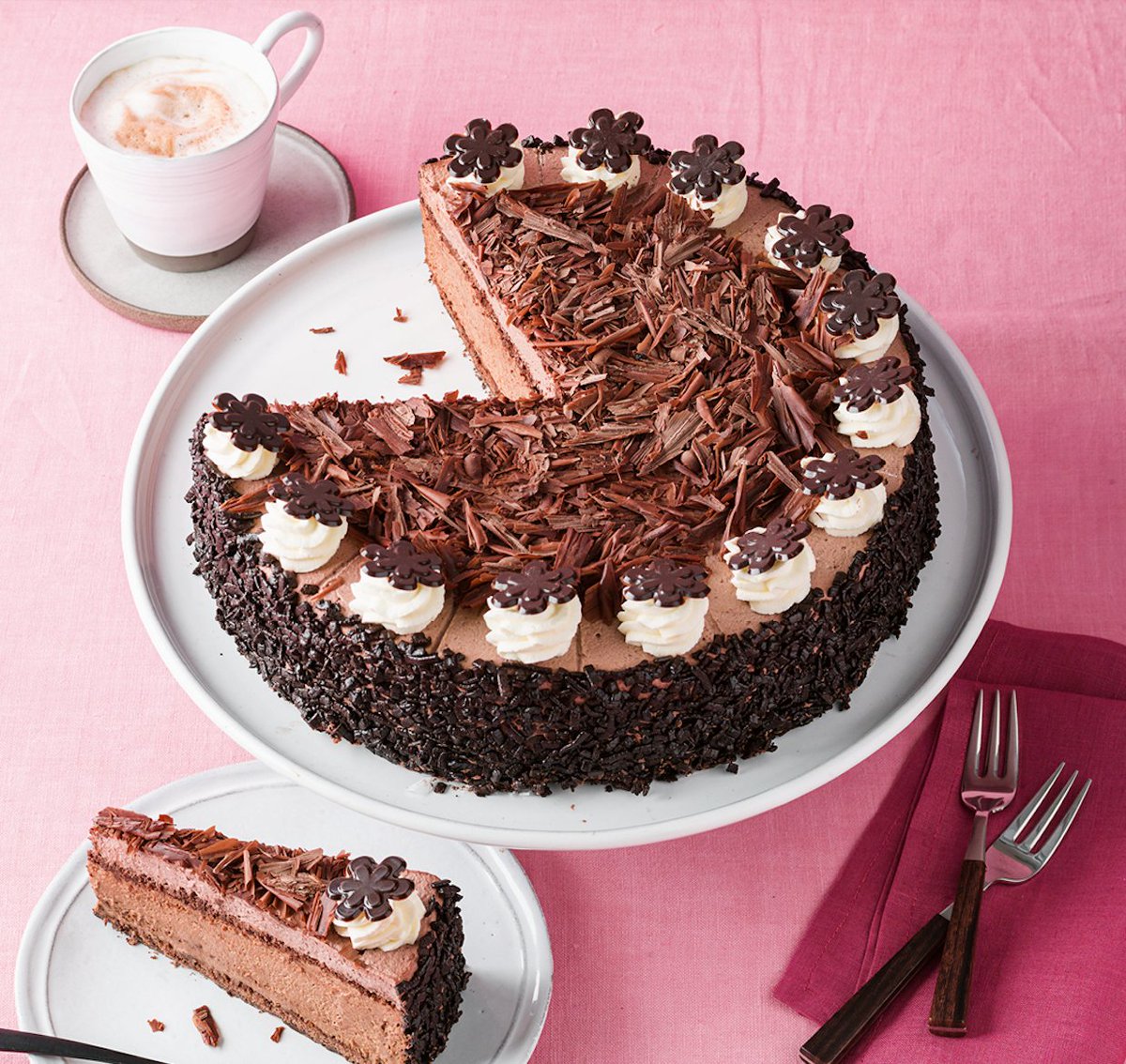 A slice of our delish marzipan and chocolate gateau? Don't mind if we do...! 🍰

Head to our impressive three storey cafe in Lubeck and experience our selection of hand make cakes and scrumptious teas!

#Lubeck #Niederegger #Niedereggercafe