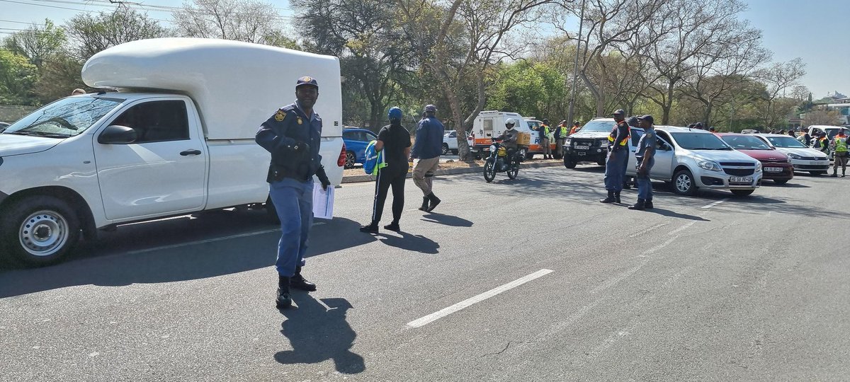 KathyLBerman's tweet image. What is the @policecommissioner doing at a routine #trafficblock. On Sandton drive. #saps all around. armed with #rifles. #Peaceforce? Sped off in #bluelightbrigade @Radio702 @BuildOneSA @MmusiMaimane