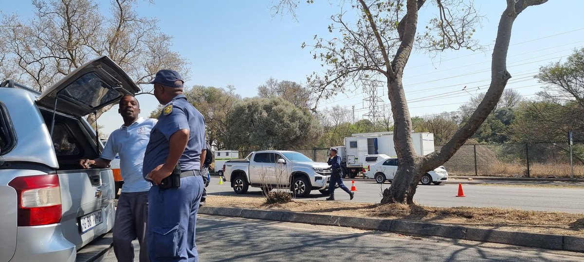 KathyLBerman's tweet image. What is the @policecommissioner doing at a routine #trafficblock. On Sandton drive. #saps all around. armed with #rifles. #Peaceforce? Sped off in #bluelightbrigade @Radio702 @BuildOneSA @MmusiMaimane