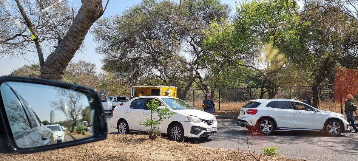 KathyLBerman's tweet image. What is the @policecommissioner doing at a routine #trafficblock. On Sandton drive. #saps all around. armed with #rifles. #Peaceforce? Sped off in #bluelightbrigade @Radio702 @BuildOneSA @MmusiMaimane