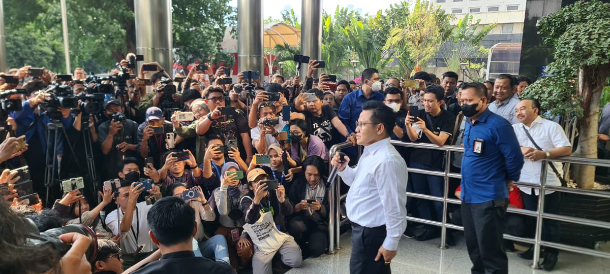 Beliau Menghadapi dgn Tetap Tersenyum Tegap. 
Hanya Orang berjiwa besarlah yang mampu menghadapi Kedzoliman dgn Tanpa Kebencian.

Sesi Setelah Gus Muhaimin Memberikan Kesaksian di KPK.