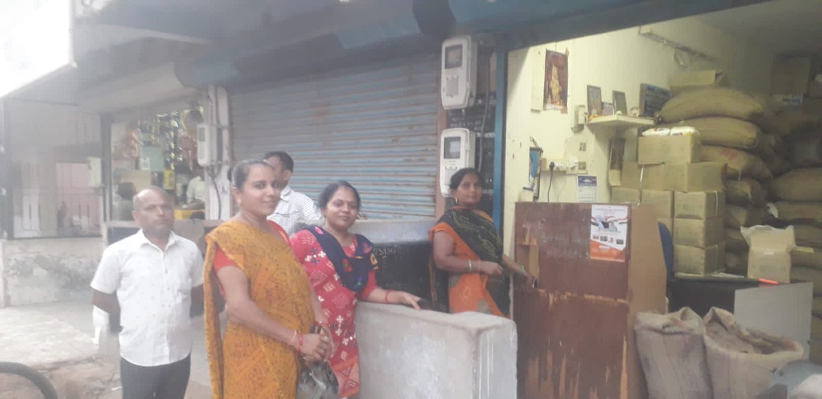 Rationahmedabad's tweet photo. ગુજરાત સરકાર દ્વારા ખાસ તહેવારો નિમિત્તે સીંગતેલ તથા ખાંડ NFSA લાભાર્થીઓને આપવામાં આવે છે, જેનું અમદાવાદ શહેર ખાતે સવારથી સાંજ સુધી સરકાર માન્ય વ્યાજબી ભાવની દુકાનોથી વિતરણ થઈ રહેલ છે@CMOGuj @Bhupendrapbjp @kunvarjibavalia @BhikhusinhjiBjp @rcmeenaias  @jyotijasvant @mrunalgohil1 https://t.co/BYB8E1oO5l