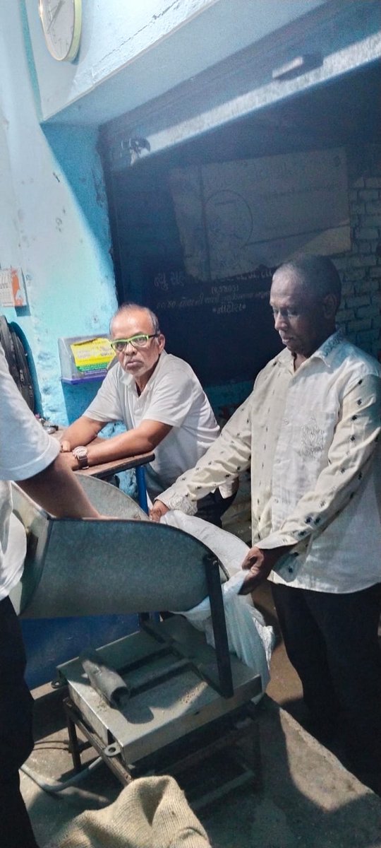 ગુજરાત સરકાર દ્વારા ખાસ તહેવારો નિમિત્તે સીંગતેલ તથા ખાંડ NFSA લાભાર્થીઓને આપવામાં આવે છે, જેનું અમદાવાદ શહેર ખાતે સવારથી સાંજ સુધી સરકાર માન્ય વ્યાજબી ભાવની દુકાનોથી વિતરણ થઈ રહેલ છે<a href="/CMOGuj/">CMO Gujarat</a> <a href="/Bhupendrapbjp/">Bhupendra Patel</a> <a href="/kunvarjibavalia/">Kunvarji Bavaliya</a> <a href="/BhikhusinhjiBjp/">Bhikhusinhji Parmar</a> <a href="/rcmeenaias/">Ramesh Meena, IAS</a>  <a href="/jyotijasvant/">Jasvant Jegoda, Sr. GAS</a> <a href="/mrunalgohil1/">Mrunaldevi Gohil</a>