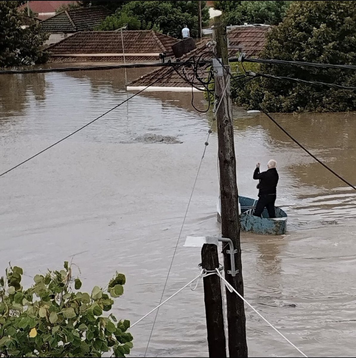 Μιλώντας για Ήρωες!! 80 χρόνων, ο παππούς μου, αναζητά συμπολίτες του στις σκεπές των σπιτιών, με την βοήθεια της παλιάς σιδερένιας του βάρκα ποταμών, με 4+ μέτρα νερό στη Μεταμόρφωση Καρδίτσας!! Αβοήθητοι, μόνοι, εγκαταλελειμμένοι.. #Θεσσαλια #ΚΑΚΟΚΑΙΡΙΑ_DANIEL #καρδιτσα