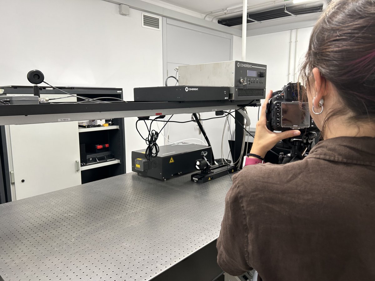 EuroFUE_UJI's tweet photo. Equipo listo en el laboratorio @DynamoProjectEU y... 🎬📹 Manos a la obra con la creación de nuevo contenido para contaros un poco más sobre este proyecto tan gamberro😉 y disruptivo, en el que participamos como #AffiliatedEntity 🇪🇺 #difusion #comunicacion #ciencia https://t.co/PLtLoP2EIV