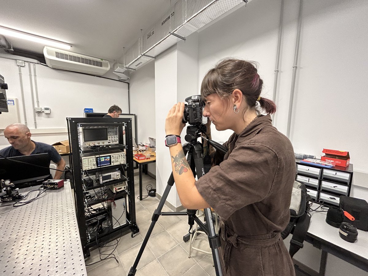 EuroFUE_UJI's tweet photo. Equipo listo en el laboratorio @DynamoProjectEU y... 🎬📹 Manos a la obra con la creación de nuevo contenido para contaros un poco más sobre este proyecto tan gamberro😉 y disruptivo, en el que participamos como #AffiliatedEntity 🇪🇺 #difusion #comunicacion #ciencia https://t.co/PLtLoP2EIV