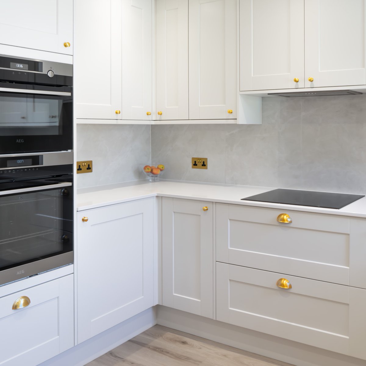 Transform your kitchen into a stylish and functional masterpiece like this one, with the perfect blend of Eurolite and Carlisle Brass. 🏡✨

We think the satin brass finish looks beautiful on this neutral kitchen😍