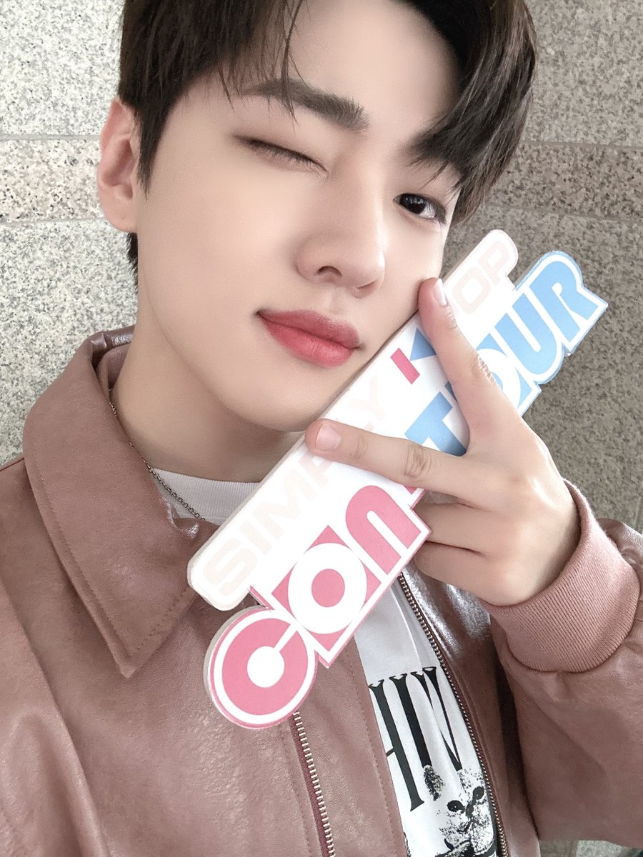 _Simplykpop's tweet photo. 재찬이가 이 미모로 인사해주면 가게 앞에 있는 바람 풍선 인형마냥 1초도 쉬지않고 손 흔들기 완전 가능일듯…🎈👋🏻 
아픈거 힘든거? 그게 뭔데 재찬이만 웃을 수 있다면 죽을 때까지 흔들 수 있어🥹

#JAECHAN #재찬 #Hello
#SimplyCONTOUR #심플리케이팝 https://t.co/UW4sPxIHpp