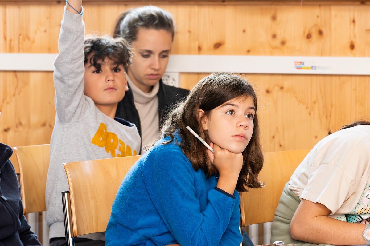 Letzte Woche bei uns: der grossartige Prof. Dr. Vikram Panse vom Institut für Medizinische Mikrobiologie der Universität Zürich! Die Kinder waren begeistert über seine Wissensvermittlung in Molekularbiologie! #uzh #vikrampanse #bildung #wissenschaft