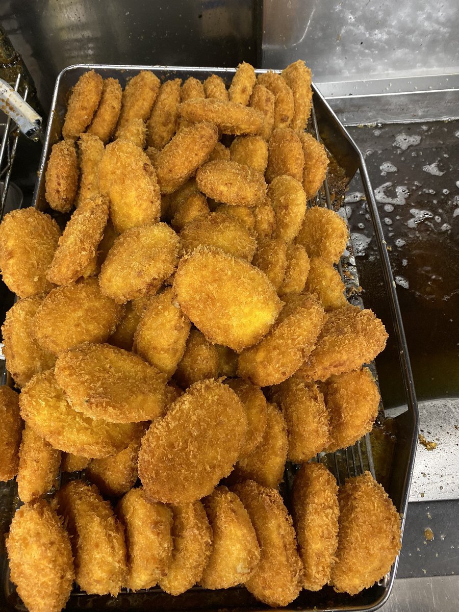 divemamuru's tweet image. 台風だよ🌀☂️…売上悪いよ…仕方ない…祭りだよ…このツイート…が…3000リツイート300枚…コロッケ…1円で…売るよ…5000RTで…500枚…10000RT…で1000枚…1円…で…売ってやるよ……される…訳…無いのさ…され…れば…いいの…さ…
みんな…RT…すれば…いいのさ…