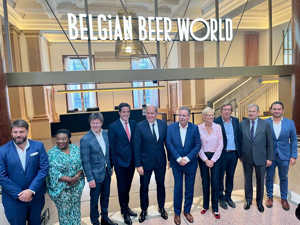 JHahnEU's tweet image. True pleasure to participate in the press conference on the occasion of the inauguration of “#LaBourse" together with @PhilippeClose, @karinelalieux, @ThomasDermine, @rudivervoort, @svengatz, @AnsPersoons &amp;amp; Charles #Leclef. 1/3