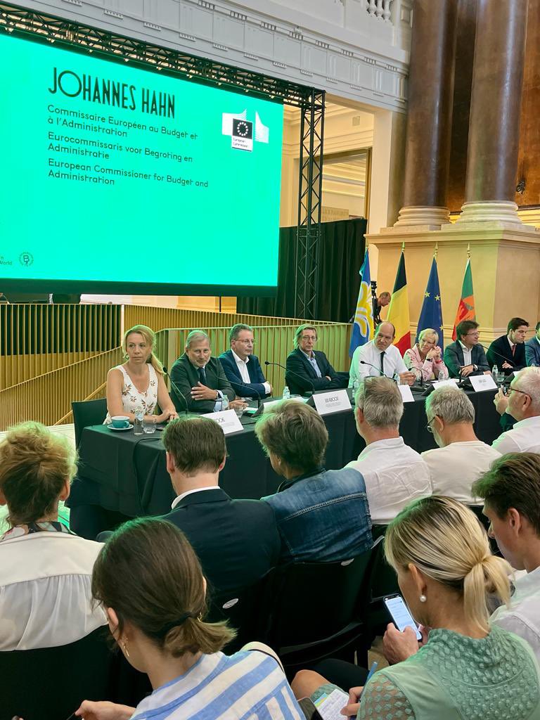 JHahnEU's tweet image. True pleasure to participate in the press conference on the occasion of the inauguration of “#LaBourse" together with @PhilippeClose, @karinelalieux, @ThomasDermine, @rudivervoort, @svengatz, @AnsPersoons &amp;amp; Charles #Leclef. 1/3