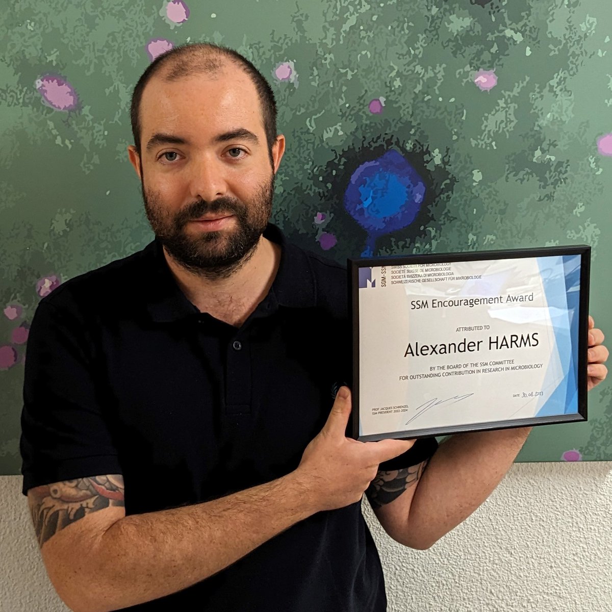 NCCR_AntiResist's tweet photo. AntiResist PI @AHarms485 was awarded the @SwissMicrobe Encouragement Award last week in recognition of his work in combining research, education, outreach, and community service. Huge congratulations to Prof. Harms and his team!

#AMR #TransformingAntimicrobialResearch https://t.co/HL9UG6MHGl