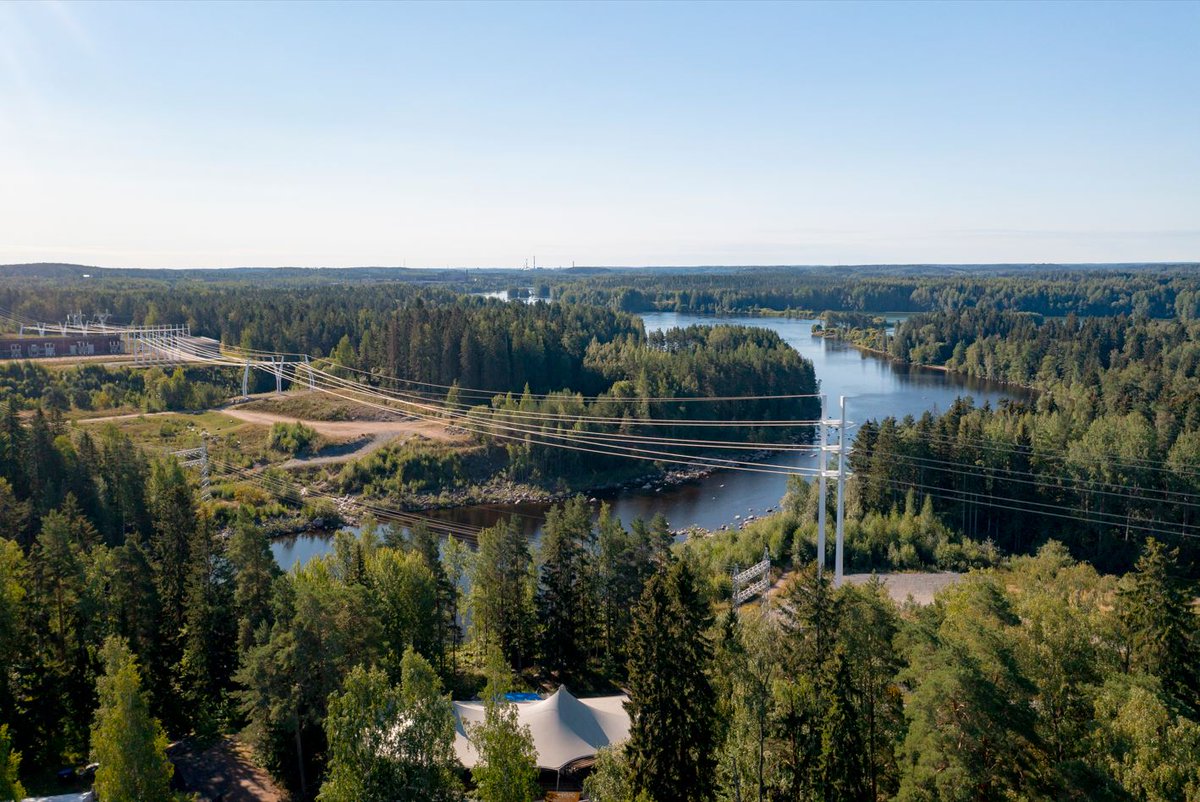 Julkaisimme arvion sähkön riittävyydestä tulevana talvena; epävarmuuksien väistyttyä tilanne näyttää hyvältä. Sähkön käytön vähentäminen erityisesti pörssihintojen ollessa korkealla on jatkossakin tärkeää.
Kylmänä, tuulettomana pakkaspäivänä sähkönkulutus nousee n. 14 300