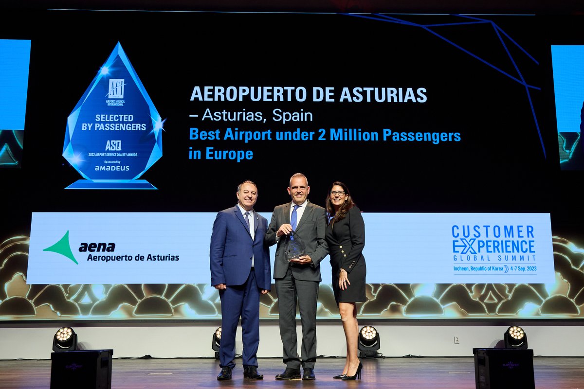aena's tweet photo. 🏆 La directora del #Aeropuerto de #Alicante-Elche MH, Laura Navarro, recoge el premio al “Mejor Aeropuerto de Europa” en su categoría otorgado por @ACIWorld, en los #AirportCX celebrados en Incheon, Corea.

🏆 El director de Operaciones y Red de Aeropuertos, Rafael Fernández Villasante, recoge los premios #ASQAwards a otros seis aeropuertos de la red de Aena.

✅ #Asturias, #ElHierro y #Palma de #Mallorca, premios al Mejor Aeropuerto Europeo en sus categorías.