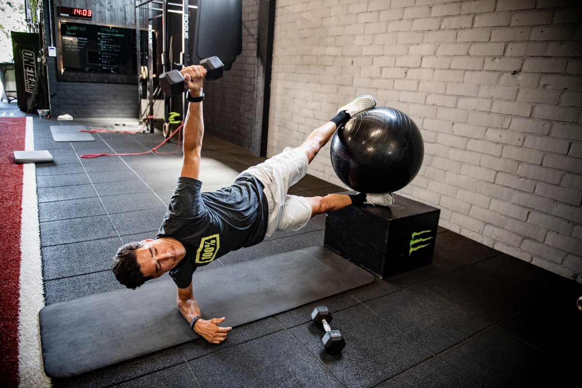 yamaharacingcom's tweet photo. 🏋️‍♂️ Venturing beyond conventional training techniques, @glenncoldenhoff &amp; Rick Elzinga include balance, coordination &amp; precision exercises into their training regimes. It's interesting. 

And shown in one of the nicest video's you'll see this year 👇
📽️: https://t.co/Tmra42KJpB https://t.co/cDY5rlY24r