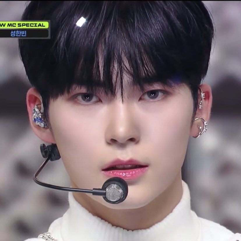 shbloops's tweet image. Welcome MC #SUNGHANBIN ! 🤍