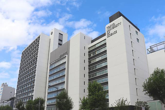 jyusouken_jp's tweet photo. 大学紹介「東京理科大学」

・東京物理学講習所が前身
・第一志望入学者が非常に少ない
・入学辞退者1万人超
・上位国立早慶理工落ち多数、医学部落ちもちらほら
・留年率が非常に高い
・ロンダで東大の院行きがち
・経営学部の入試は数学必須に、私文勢の入学が不可能に
・野田キャン民仮面浪人しがち
・基礎工学部の1年生は例年武道館で行われる入学式を途中退場し、そのまま飛行機に乗って北海道の長万部キャンパスに送還(収容)される