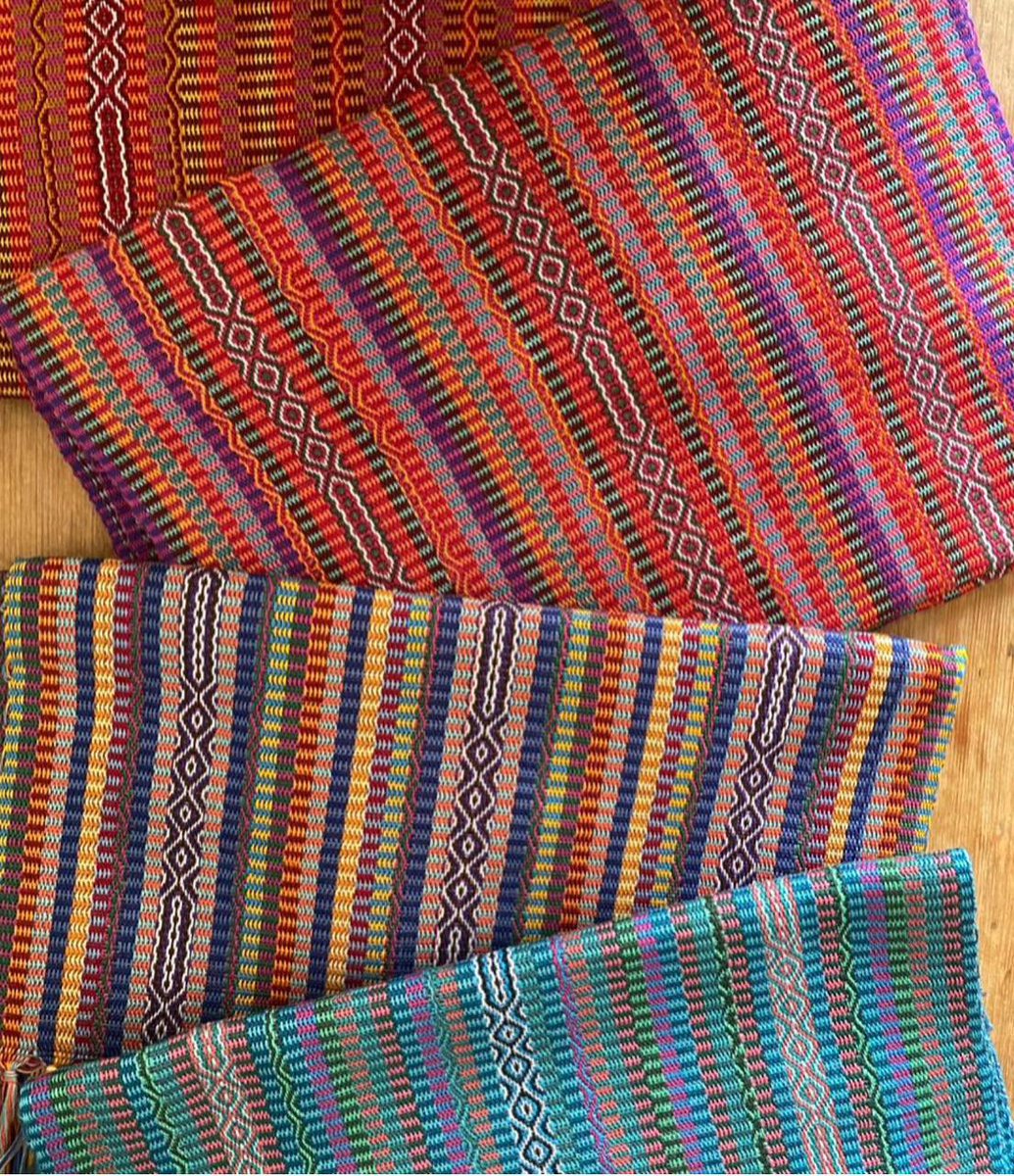 Los caminos de mesa de Fabiola son el accesorio perfecto para añadir un toque especial a tu mesa. Están tejidos en telar de pedal con hilo de algodón.

¡Disponibles en varios colores!

$36 

#handwoventextiles #olgafisch #madeinecuador #artisanmade #homedecor #tabledecor…