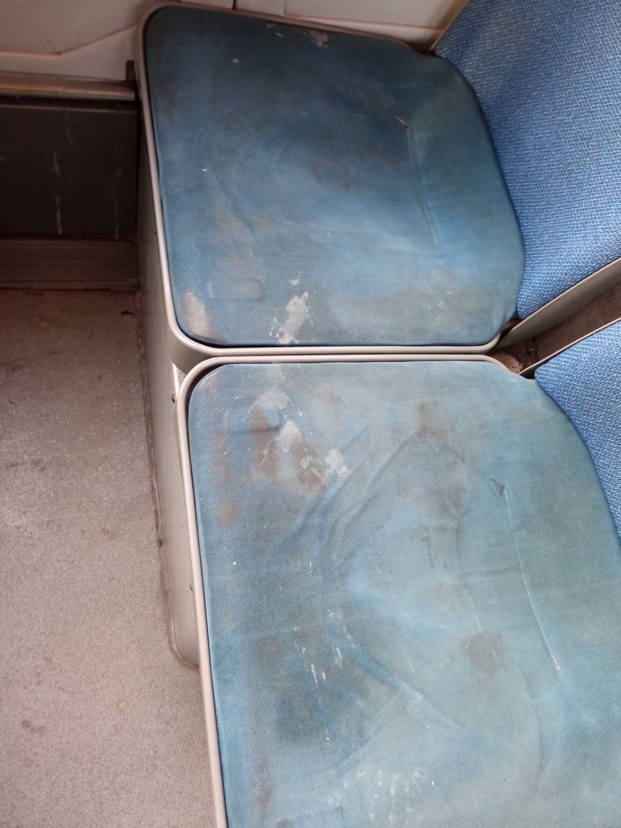 CutAragon's tweet photo. 📢CUT INFORMA📢

Estimada alcaldesa  @ChuecaNatalia: ¿aposentaría su siempre cool indumentaria en este asiento?

🤔¿No quiere? Comprensible.

🚫Sus ciudadanos tampoco pero usted con su permisividad con Avanza #Zaragoza les obliga.

🕴️Ellos no visten de Carolina Herrera...ya. https://t.co/HG2NDlG0xS