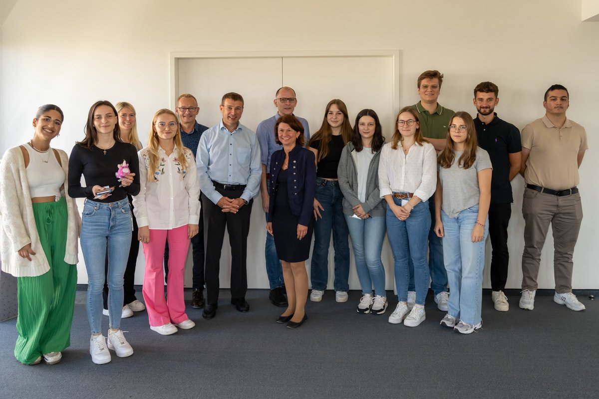 ingkhessen's tweet photo. Aktuell haben wir die neuen Auszubildenden von @JuliusBergerInt zu Gast in unserer Geschäftsstelle. Unsere Geschäftsführung hat sie gemeinsam mit JBI-CEO Dr. Peer Lubasch und dem Leiter der JBI-Personalabteilung Markus Herrmann begrüßt und ihnen Präsente überreicht.

#ingkh https://t.co/HylJRBdZ3S