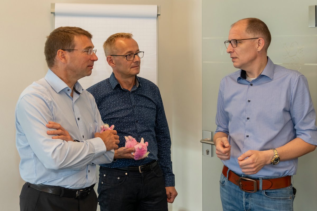 ingkhessen's tweet photo. Aktuell haben wir die neuen Auszubildenden von @JuliusBergerInt zu Gast in unserer Geschäftsstelle. Unsere Geschäftsführung hat sie gemeinsam mit JBI-CEO Dr. Peer Lubasch und dem Leiter der JBI-Personalabteilung Markus Herrmann begrüßt und ihnen Präsente überreicht.

#ingkh https://t.co/HylJRBdZ3S