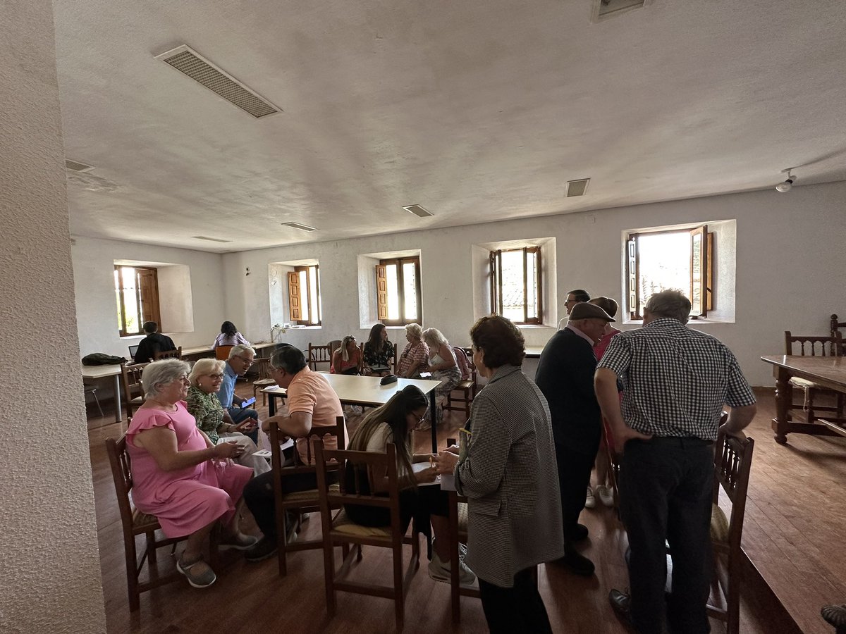 📸 #CampusRural también es esto

Vecin@s de #ElRecuenco en la charla informativa para crear comunidades energéticas en el #AltoTajo 

Aprovecharemos los fondos europeos y el talento universitario para ahorrar en la factura de la luz y tener una comunidad más sostenible