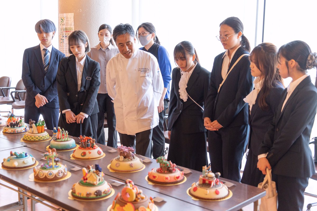 sendai_culinary's tweet photo. 東北ブロックコンテストに出品してきました😄
学生さん達はマジパン細工の部門に出品して見事２名が銅賞🥉頂きました！
夏休みも練習に励みコンテストが近づくにつれ焦る気持ちも伝わってきましたが無事にやり遂げてくれて感無量です😭
お疲れ様でした♪ https://t.co/BKfoXmuAIz