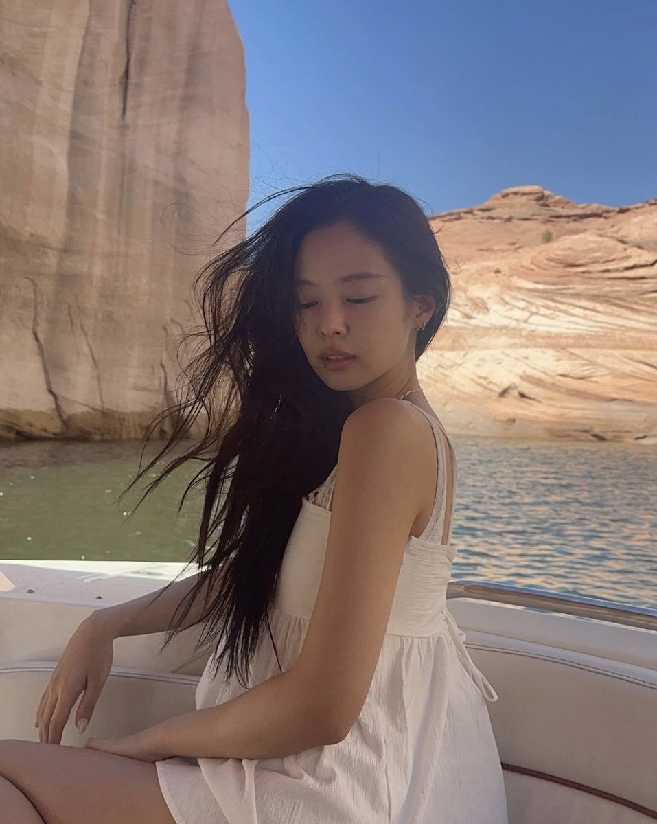 PopBase's tweet photo. BLACKPINK’s Jennie stuns in new photos. https://t.co/BlBSfnhiXv
