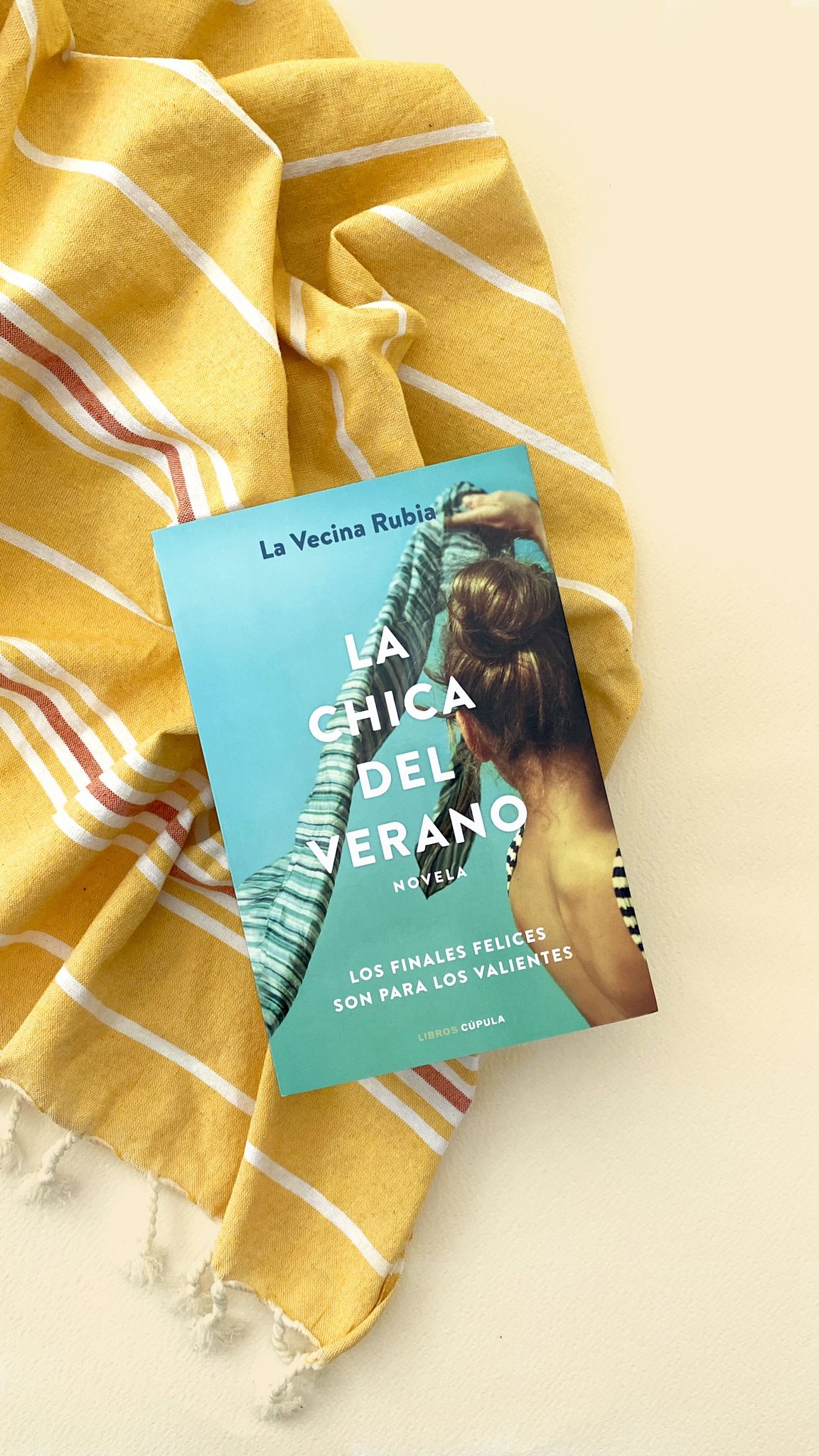 TARJETA MULTIOCASIÓN LA VECINA RUBIA. LA VECINA RUBIA. Libro en