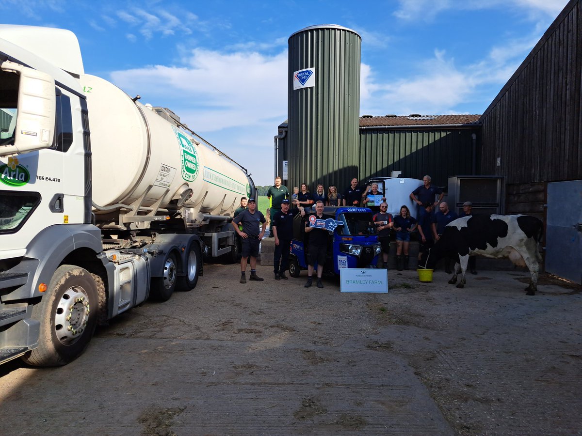 The <a href="/ArlaDairyUK/">Arla Dairy UK</a> tankers are folowing us! 
Thank you <a href="/mattpilks1/">Pilkington Farms</a> for the bacon sandwiches! 

The new tuktuk driver showing us how it's done! 👀🛺☀️🥛

Next stop Barston Solihul! 📍

 #startthemyoung #tuktukjuniors #airambulance #stdorcas #rabi  #glwtuktukchallenge #tuktuk1000
