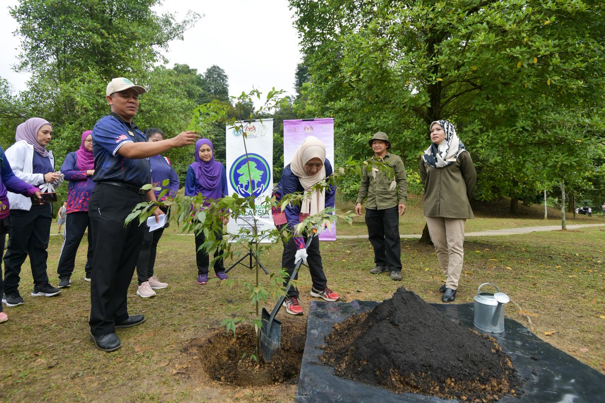 FRIMKepong's tweet photo. Noor Farah Rahim, Penaung &amp; Datin Daria Mathew Abdullah, Timbalan Pengerusi tanam 2 pokok merawan di #TamanBotaniKepong bg sokongan kpd Program Penghijauan Malaysia: Kempen Penanaman @100JutaPokok

#PokokKitaKehidupanKita #OurTreesOurLife #FRIMTanamPokok #TreePlantingFRIM https://t.co/bJgwme8b7P