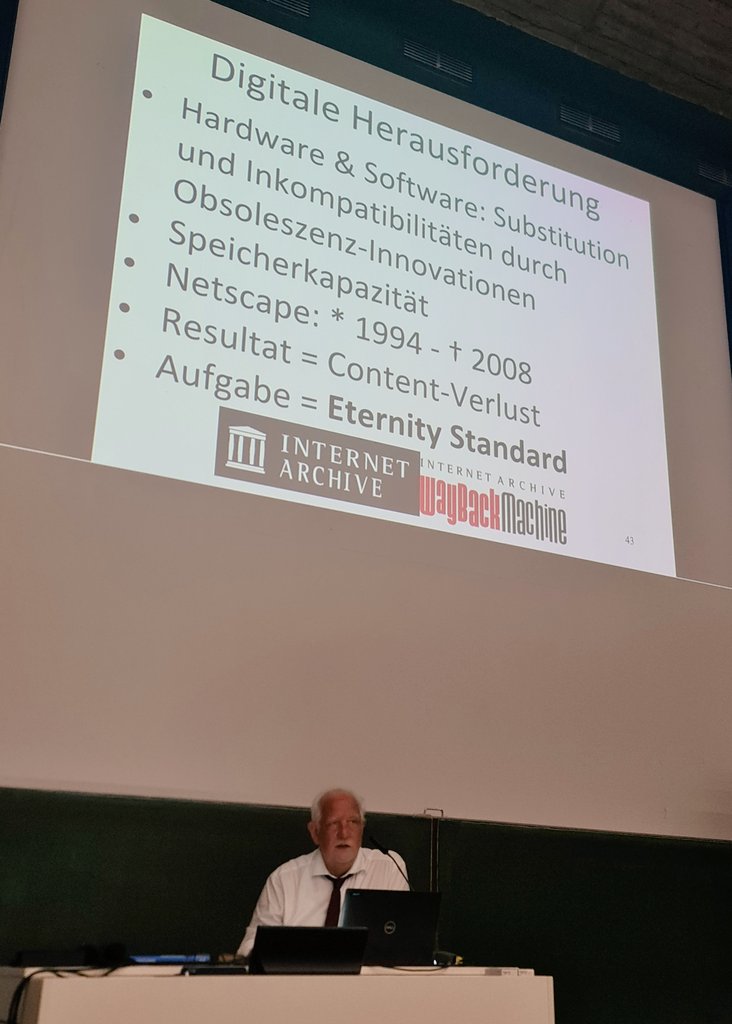 Wolfgang Leidhold verknüpft bei der Eröffnung der #ILIASconf an der <a href="/UniCologne/">Universität zu Köln</a> das Konferenzthema #Nachhaltigkeit mit digitalen Herausforderungen und z. B. der Frage danach, wie mit (In)Kompatibilität umzugehen ist.
