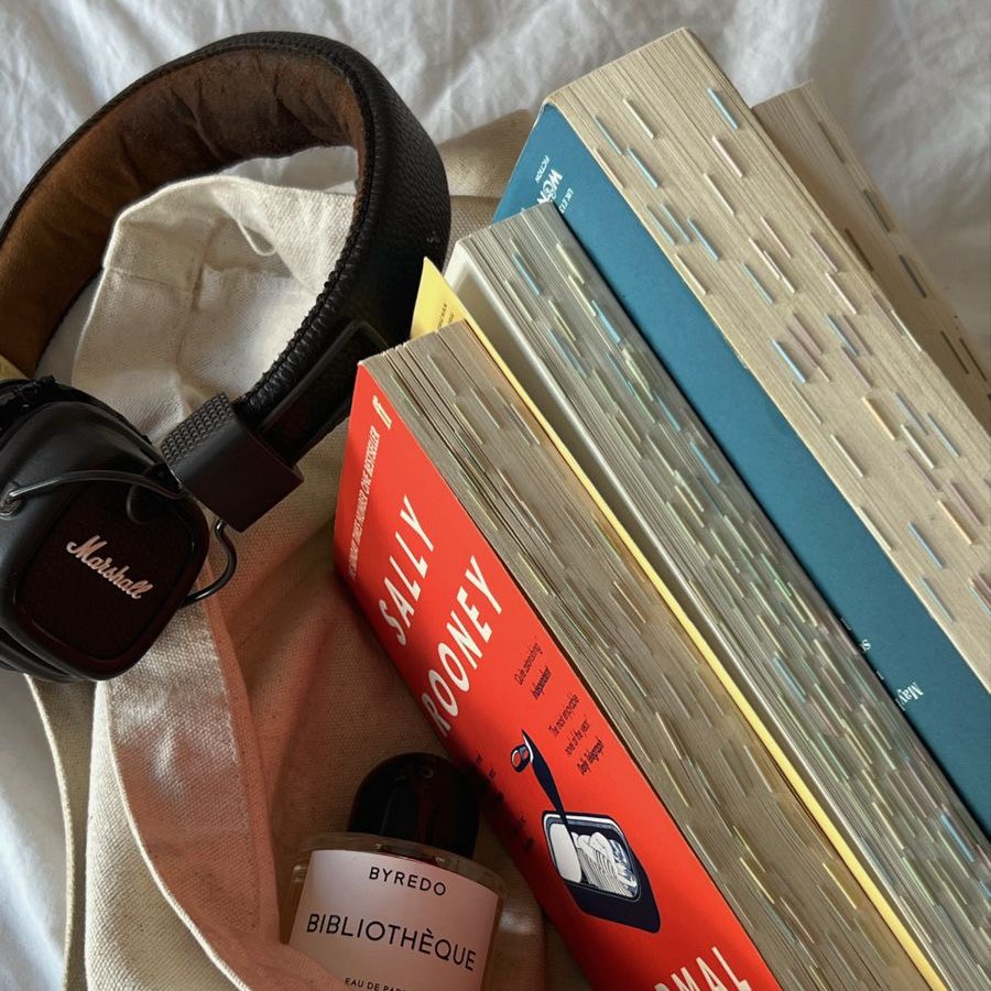 olisoldacc's tweet photo. — read with me 🧸 ; september 🍌 https://t.co/z2twF9YnuU
