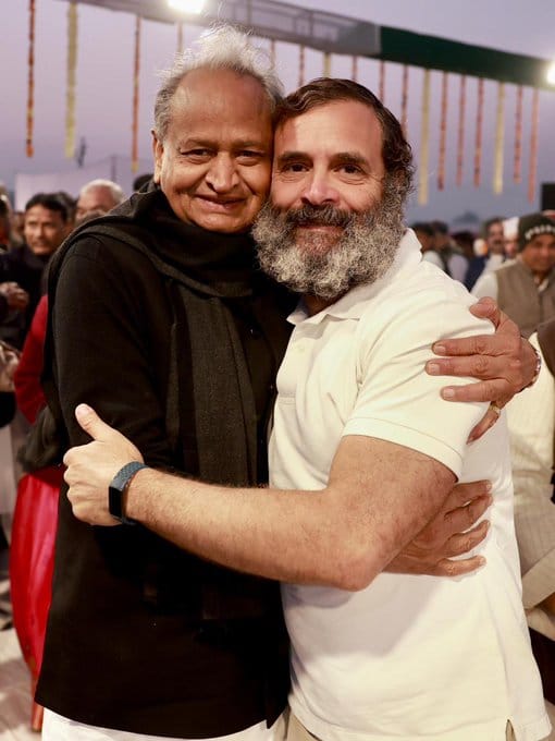 ashokgehlot51's tweet photo. आज से एक वर्ष पहले श्री @RahulGandhi ने भारत जोड़ो यात्रा निकाली।
इस यात्रा ने भारत के लिए जो किया वह वास्तव में अद्वितीय और प���िवर्तनकारी रहा।

इसने विभाजनकारी शक्तियों से जूझ रहे देश को एक नए ��ांतिपूर्ण भविष्य की आशा प्रदान की तथा प्रेम और एकता के धागे में पिरोया। लोग इस यात्रा का हिस्सा बनने के लिए उमड़ पड़े, क्योंकि पहली बार कोई प्रिय नेता उनके साथ चल रहा था, उनकी चिंताओं को सुन रहा था और उनके साथ खड़ा था।

आज हम गर्व से कह सकते हैं कि भारत जोड़ो यात्रा के दौरान महंगाई, गिग वर्कर्स, सामाजिक सुरक्षा संबंधित जिन मुद्दों पर चर्चा हुई उनका सकारात्मक परिणाम निकला है। राजस्थान देश में ��बसे सस्ते ₹500 के सिलेंडर, गिग वर्कर्स कानून व सामाजिक सुरक्षा की अभूतपूर्व योजनाओं से यात्रा के उद्देश्यों को सार्थक रूप से पूरा कर रहा है। #BharatJodoYatra की वर्षगांठ पर मैं दृढ़ता से कह सकता हूं कि लोकतंत्र संरक्षण और जन कल्याण के प्रति कांग्रेस की प्रतिबद्धता पहले से कहीं अधिक मजबूत है।

भारत जोड़ो यात्रा भारत को एकजुट करके रहेगी।
