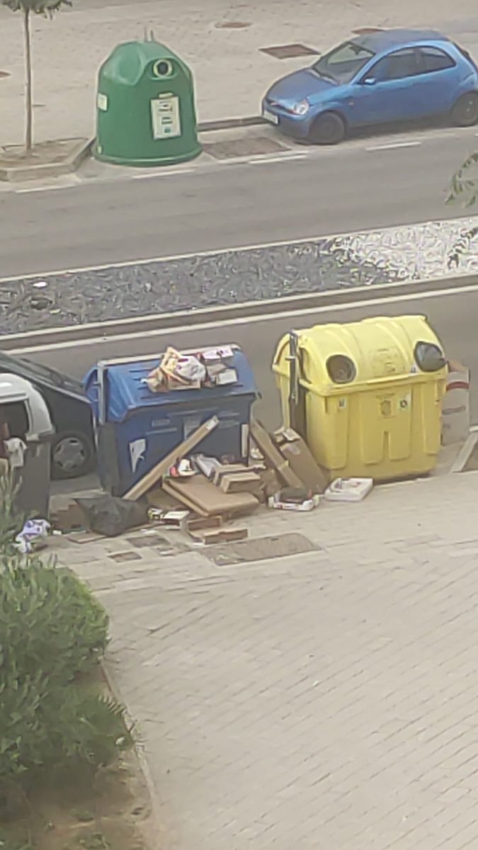 juliae84's tweet photo. @LimasamOficial @malaga ¿con qué frecuencia se debería recoger el papel/cartón? Hace una semana que no se vacía en nuestra calle, con los problemas de salubridad que ello conlleva. https://t.co/5tZtKAOTA5
