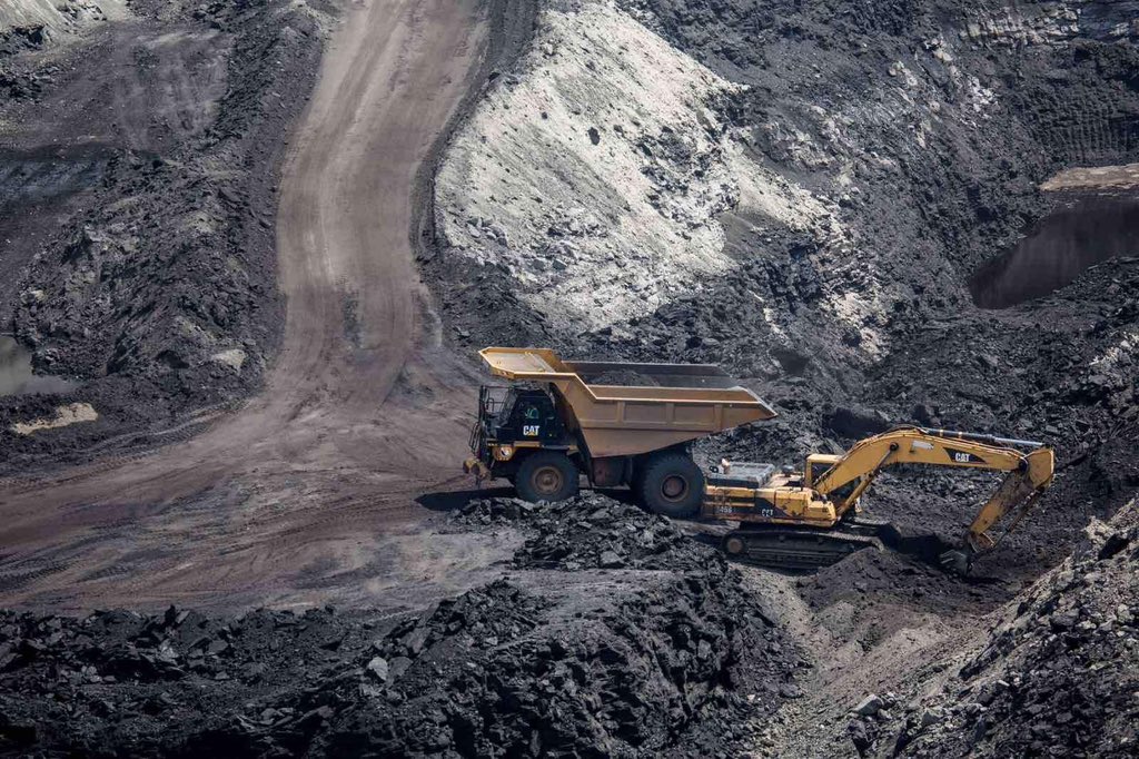 Ерөнхий сайд Л.Оюун-Эрдэнэ өнөөдөр “Эрдэнэс Монгол” нэгдлийн охин компани “Шивээ-Овоо” ХК-д ажиллалаа. 

“Шивээ-Овоо”-гийн нүүрсний уурхай нь жилд 2 сая тонн нүүрс олборлон төвийн эрчим хүчний үйлдвэрлэлийн нүүрсний 30 хувийг хангадаг юм. Тус компани улсын төсөвт Говьсүмбэр