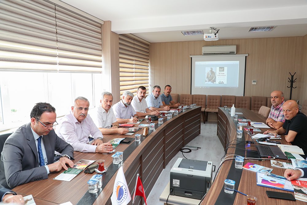 sinopuniversity's tweet photo. Sinop Valiliği koordinesinde; Üniversitemiz ve İlimiz İl Müdürlükleri’nin iş birliğinde hayata geçirilmesi planlanan 3. Yaş Üniversitesi (3.YÜ) toplantısını Üniversitemizde gerçekleştirdik. https://t.co/pOwZTZpTzX