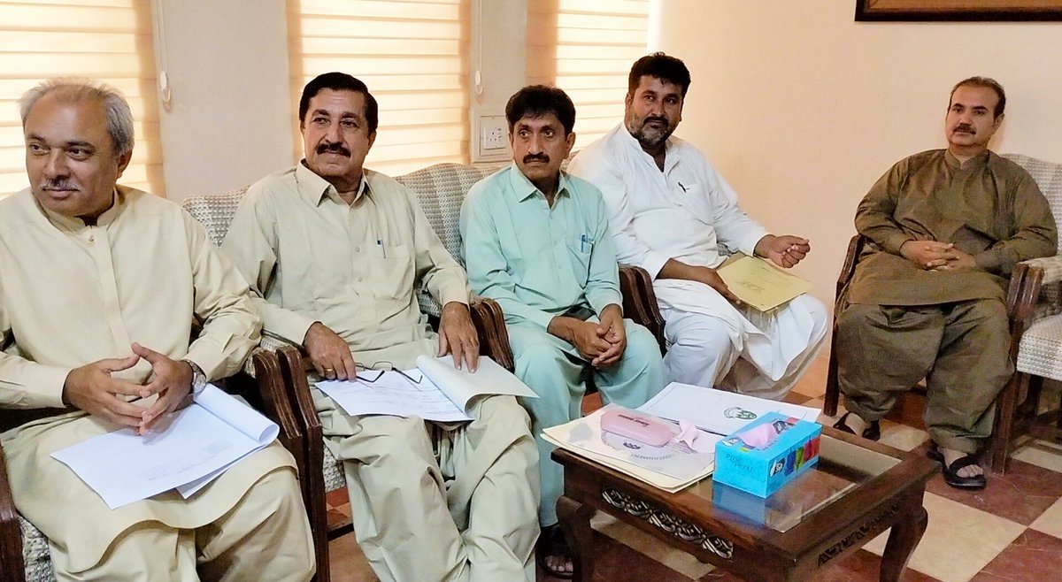 AkhtarMangi4's tweet photo. کمشنر نصیرآباد ڈویژن طارق قمر بلوچ ڈویژنل آفیسران کے منعقدہ اجلاس سے خطاب کررہے ہیں انہوں نے کہا کہ اپنے محکموں کی کارکردگی میں بہتری لائیں عوام کے مسائل حل کرنے پر تمام توجہ مبذول کریں
@CMDUBalochistan @cs_balochistan @MirAliMardan @Tariqqamarb https://t.co/FY3GE7Hbgm