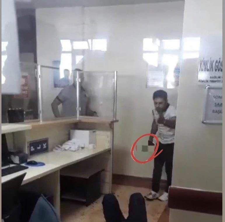 Gaziantep de bir şahıs namus meselesi adı altında hastane personeline güpegündüz bıçakla saldırıda bulundu. Kanlar içinde yere yığılan sağlık çalışanının durumunun ağır olduğu belirtildi. Elini kolunu sallayarak bu şahıs nasıl hastaneye giriyor? Güvenlik neden izliyor #BeyazKod