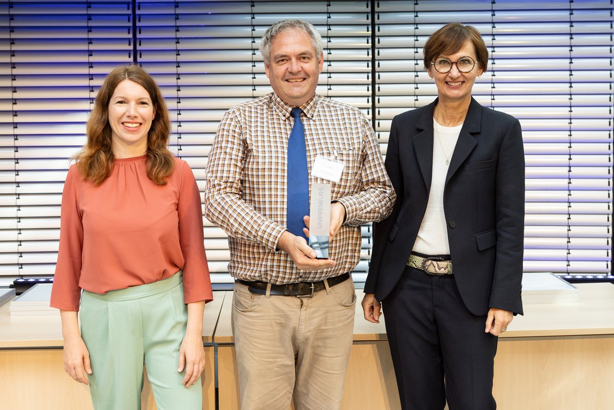 Siegfried R. Waldvogel was honored by the Federal Minister of Education and Research,  Bettina Stark-Watzinger, for founding ESy-Labs GmbH. He received the title of 'UNIPRENEUR' as part of the UNIPRENEURS Network.
#Cluster4Future #Zukunftscluster #unimainz #BMBF