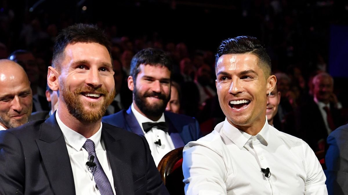 asistkolikk's tweet photo. Cristiano Ronaldo: "Beni seviyorsanız, Messi'den nefret etmenize gerek yok. Biz futbol tarihini değiştirdik. Dünyanın her yerinde saygı görüyoruz, en önemli şey bu! https://t.co/RggMaaIycs