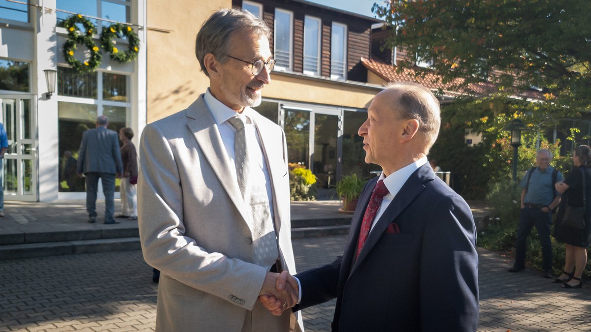 Leibniz IPK (@leibnizipk) on Twitter photo Führungswechsel am <a href="/LeibnizIPK/">Leibniz IPK</a>: Nicolaus von Wirén folgt als Geschäftsführender Direktor auf <a href="/AndreasGraner/">Andreas Graner</a>. Zudem feiert das IPK, eine der weltweit führenden Einrichtungen im Bereich der Pflanzenforschung, heute sein 80-jähriges Bestehen.
➡️Alle Infos: tinyurl.com/92f66hcu Führungswechsel am <a href="/LeibnizIPK/">Leibniz IPK</a>: Nicolaus von Wirén folgt als Geschäftsführender Direktor auf <a href="/AndreasGraner/">Andreas Graner</a>. Zudem feiert das IPK, eine der weltweit führenden Einrichtungen im Bereich der Pflanzenforschung, heute sein 80-jähriges Bestehen.
➡️Alle Infos: tinyurl.com/92f66hcu