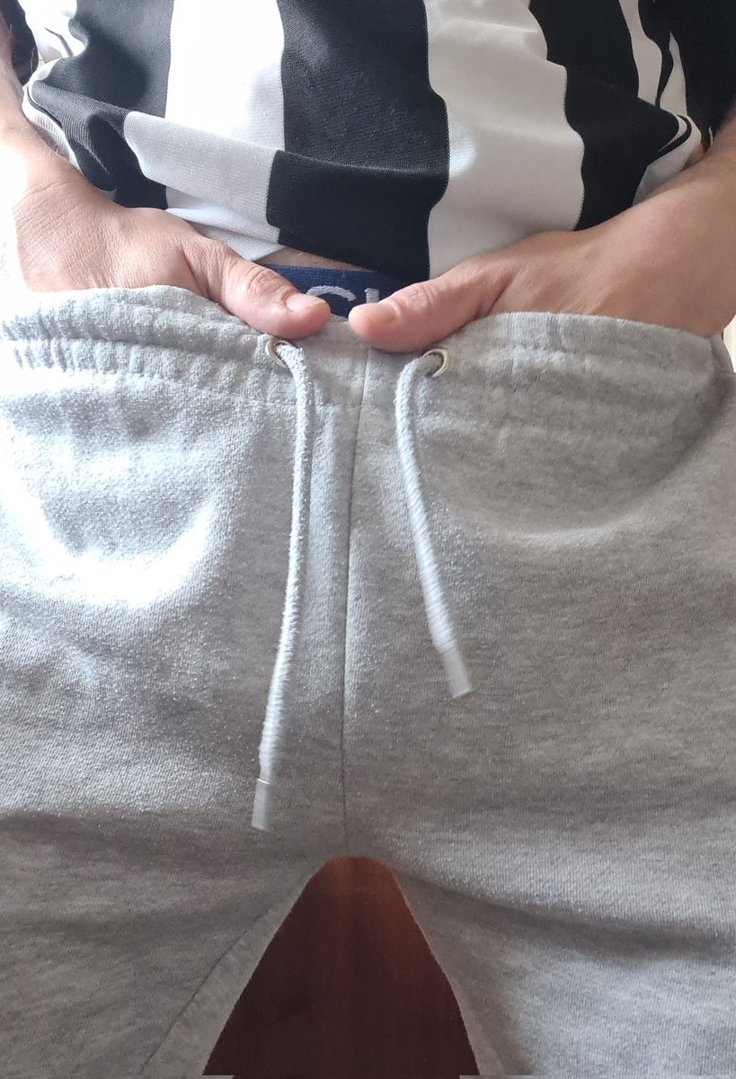 BulgeChav's tweet photo. First shoot of the day done for a VERY grateful lad 😜😜 
Cheers kid 💷😉
#domchav #domtop #chavpics #gaypics #chavkit #chavtrackies #chavbulge
Who is bookin in next? 😜 https://t.co/8J90lqRtxC