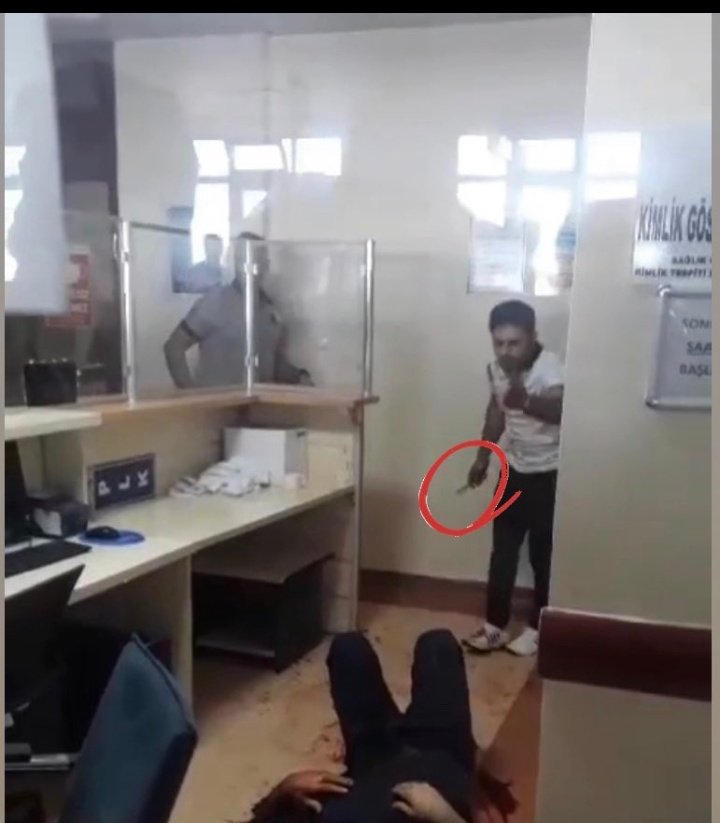 İçeride binlerce bıçağı  satılıyor olmasına rağmen herhangi bir AVM ye bıcakla giremezsiniz,ama herhangi bir sağlık kuruluşuna elinizi kolunuzu sallayarak girebilirsiniz,neden mi? 
Biz de soruyoruz bu soruyu sayın <a href="/drfahrettinkoca/">Dr. Fahrettin Koca</a> ya ama çıt yok‼️
#Beyazkod1111